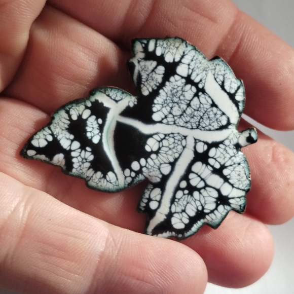 Vtg Mid Century Crackled Enamel on Porcelain Leaf Pin Brooch Blue and Ehote - Picture 2 of 3